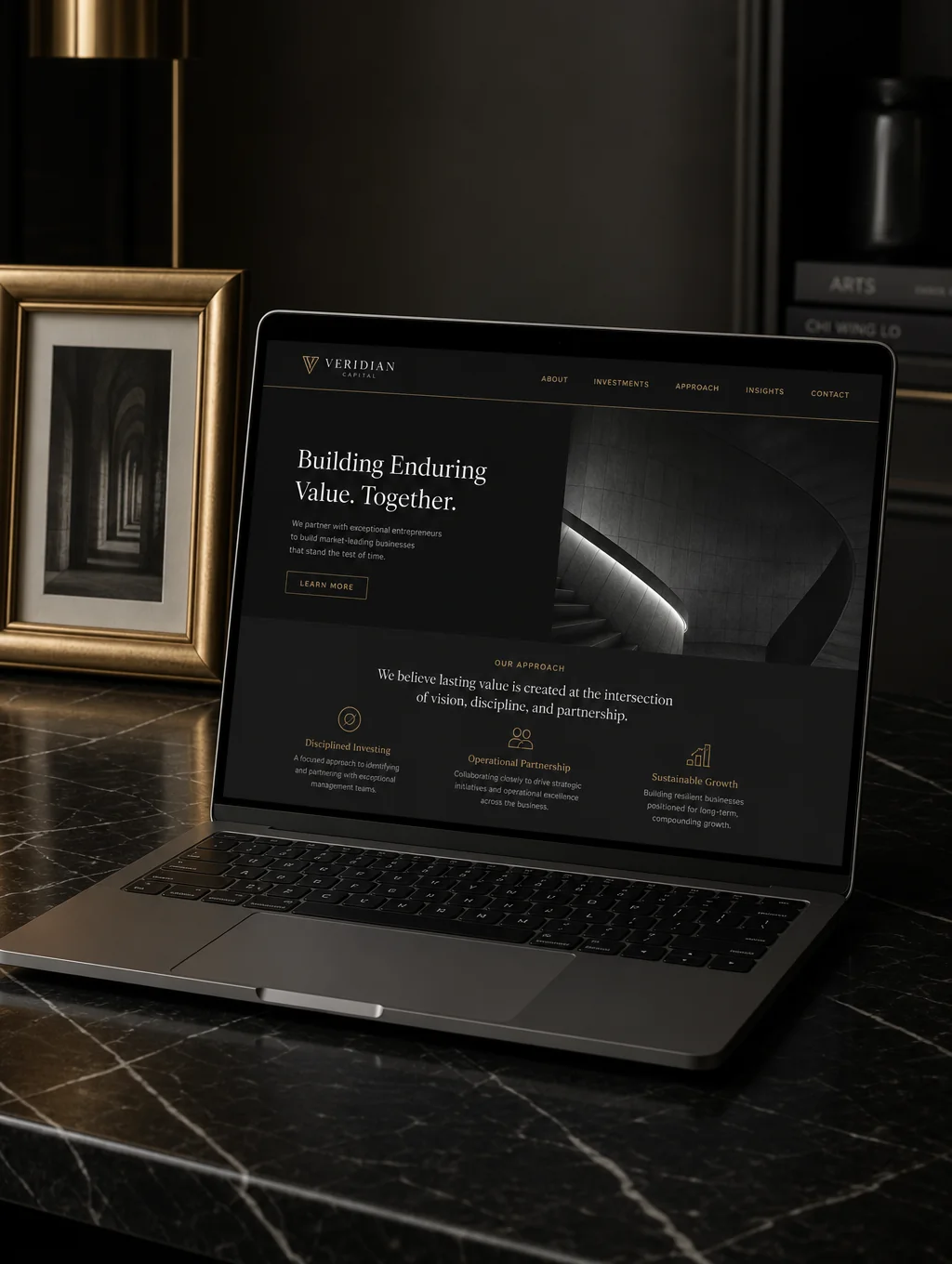 Interface de website premium com design minimalista e tipografia elegante